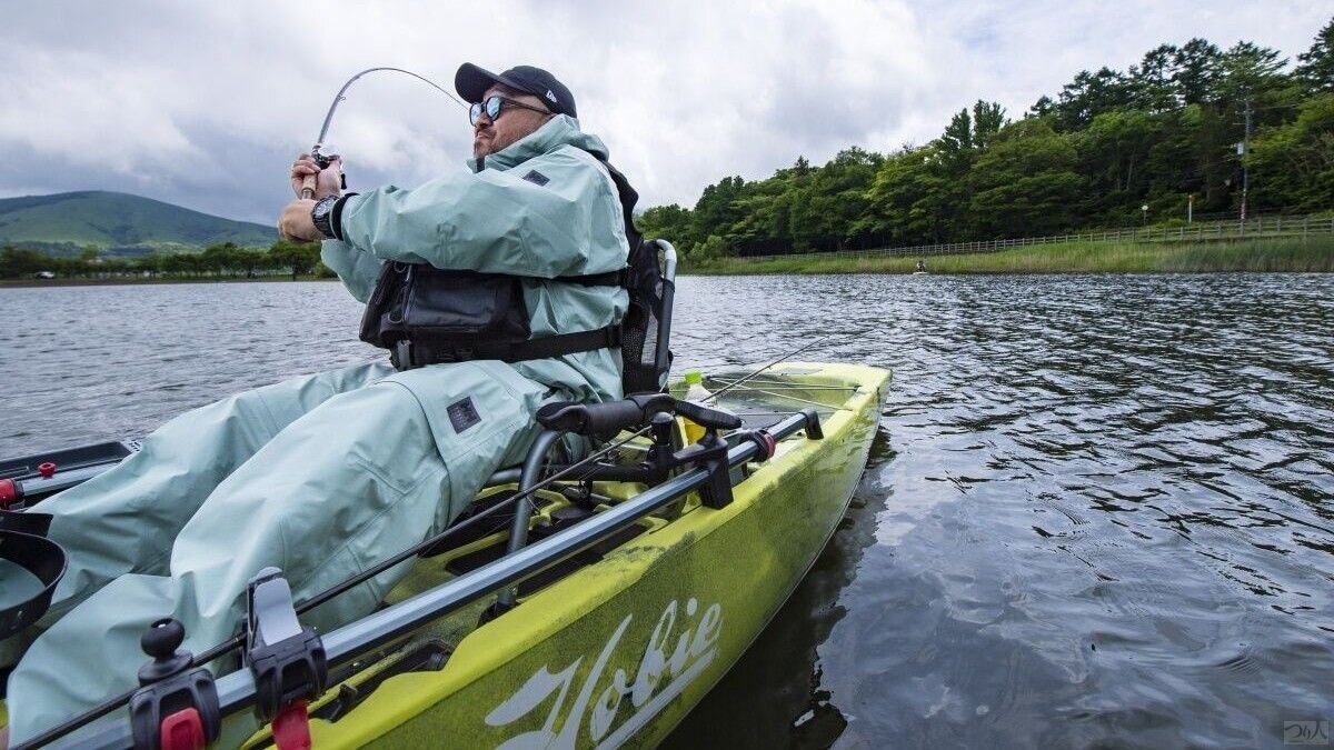 カヤックでしか釣れない魚がいる」ロッド1本分まで近づけるバス